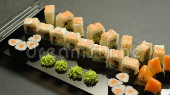 日本美食餐厅提供寿司卷视频的预览图