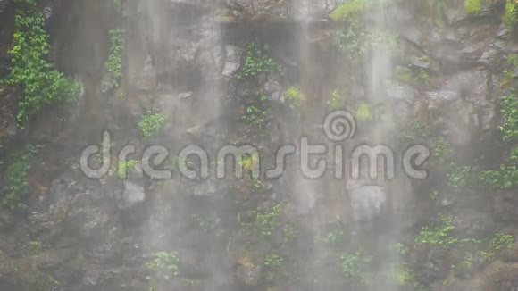 玄武岩崖面前落下的一片水视频的预览图