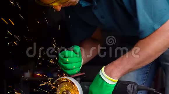 有角磨机的中年男性工人正在切割金属视频的预览图