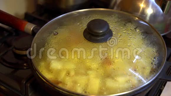 土豆在平底锅的玻璃罩下烘烤水在玻璃上流动特写视频的预览图