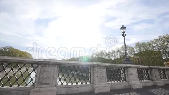 从蓝天背景上的桥景视频的预览图