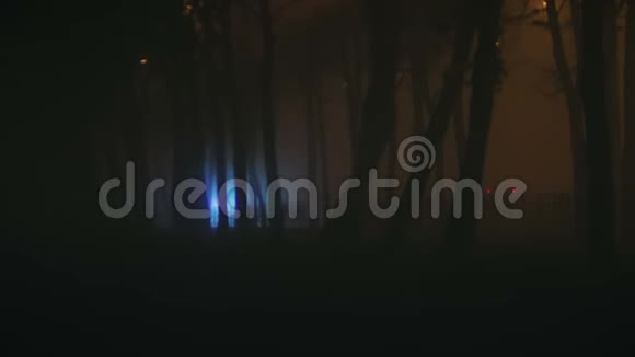 浓雾中的夜市恶劣的天气条件视频的预览图