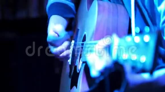 近距离观看OG吉他音乐家在摇滚音乐会上演奏杂技吉他视频的预览图