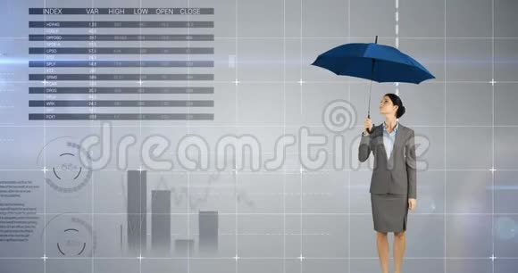 女商人头上撑着伞视频的预览图