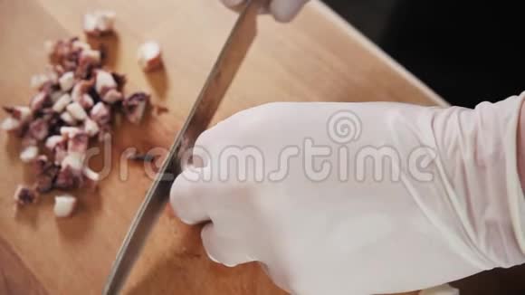 厨师手拿章鱼和触手用刀海鲜餐厅切片视频的预览图