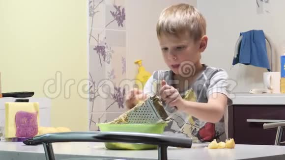 小男孩正在准备食物搓土豆视频的预览图