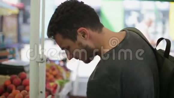 男人在食品市场买一个甜瓜视频的预览图