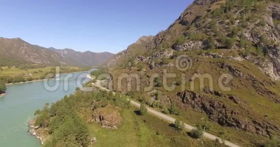 阿尔泰山上的河流视频的预览图