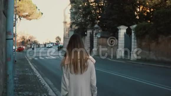 年轻女士独自走在市中心的后景长发的女性靠近马路享受这一天视频的预览图