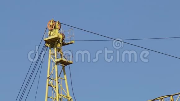 建筑塔吊的箭头在蓝天上摇动通过摄像头垂直布线视频的预览图