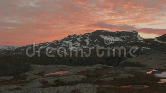 日落于山挪威特罗通加地区光滑的娃娃射击视频的预览图