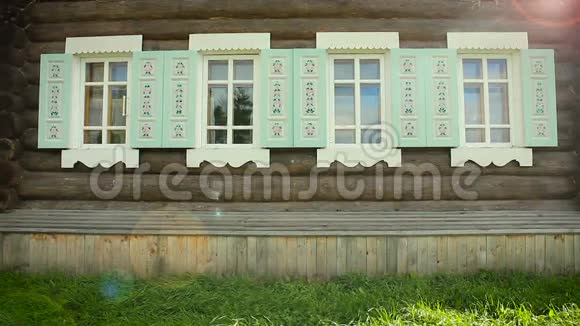 木制的乡村房子漂亮的窗户和雕刻的框架高清高清视频的预览图