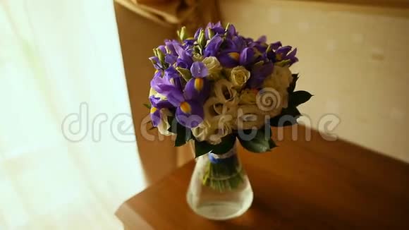 桌上花瓶里的结婚花束视频的预览图