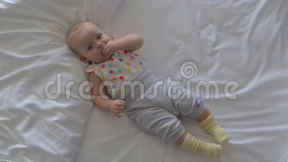 家里的床上安静的女婴视频的预览图