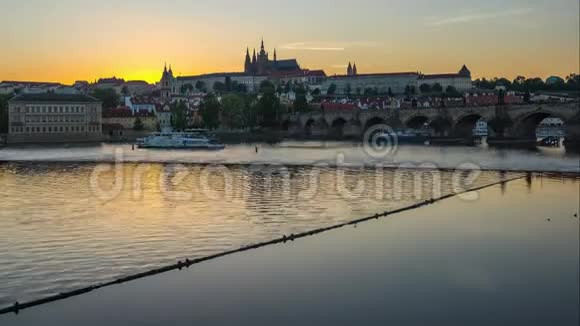 布拉格老城城市景观天际线在布拉格捷克共和国日夜流逝视频的预览图