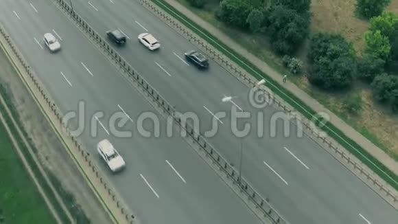 高速公路交通的空中飞人视野视频的预览图
