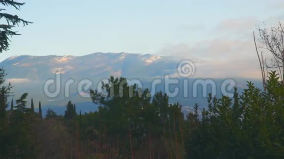 白雪覆盖的山峰在云层中视频的预览图