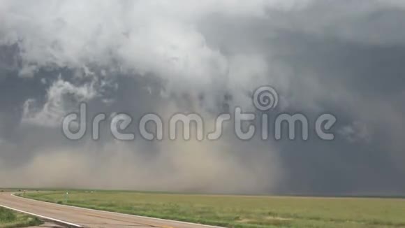 强烈风暴搅起尘埃云的时间流逝片段视频的预览图