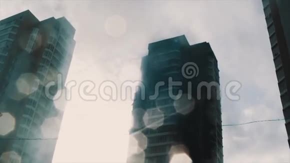 消防队员直升机在燃烧多层建筑上用水灭火视频的预览图
