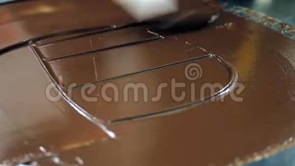 一种糖果在桌子上铺上巧克力用来做巧克力装饰视频的预览图