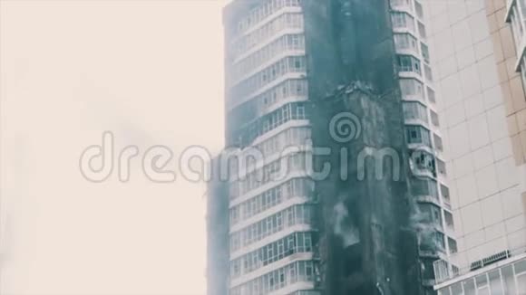 大火烧成灰烬后的多层宿舍楼视频的预览图