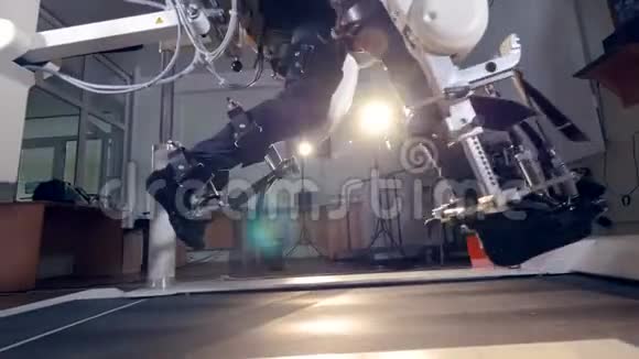 通过机器人辅助训练治疗的病人双腿合拢视频的预览图