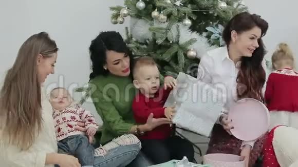 圣诞快乐节日快乐快乐的母亲和他们的孩子带着圣诞礼物视频的预览图