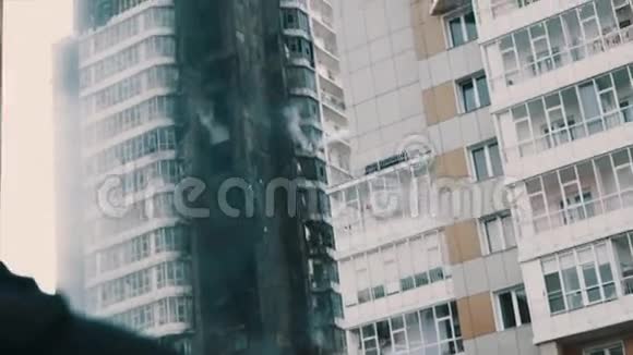 消防人员从被烧毁的宿舍楼的窗户上逃离视频的预览图