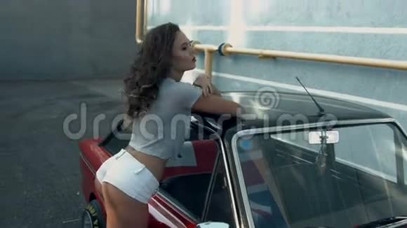 在红色老式汽车旁边摆着短短裤的诱惑模特视频的预览图