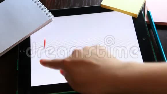 爱写在平板电脑的白色背景上视频的预览图