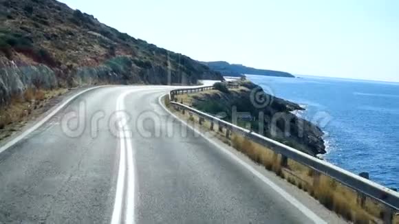 公路海滨的驾驶视野视频的预览图