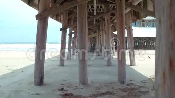 在德托纳海滩的木板路下视频的预览图