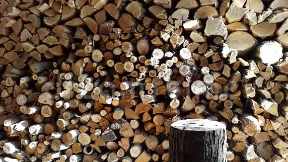 准备木柴用斧头砍木头视频的预览图