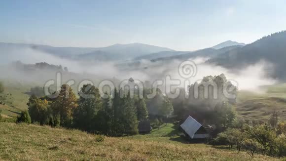 雾天早晨在村里的农场里视频的预览图