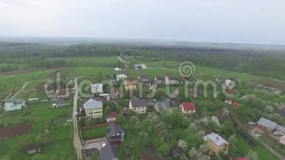 森林附近房屋低矮的小村庄空中景观视频的预览图