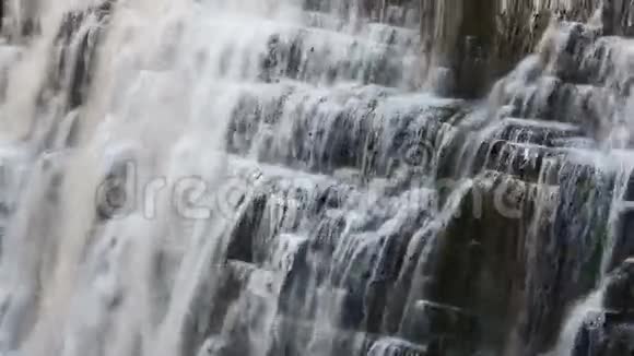 中莱奇沃思瀑布循环视频的预览图