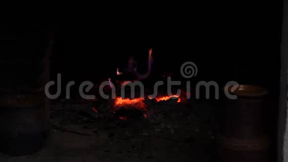 壁炉着火了温暖舒适的燃烧火砖壁炉靠近视频的预览图