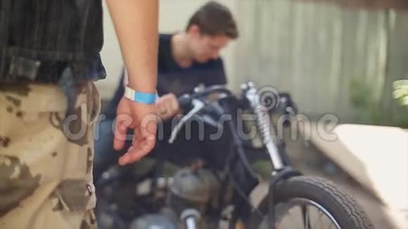 穿着自制摩托车衬衫的年轻人许多不同的不寻常的细节夏日视频的预览图