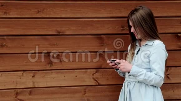 少女在智能手机木制背景拷贝空间打字视频的预览图