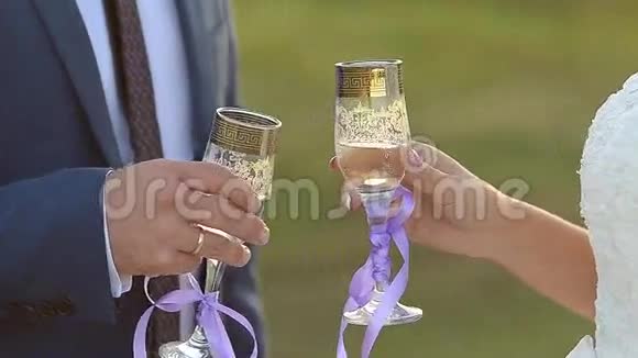 新郎新娘手中的一杯酒结婚杯的声音视频的预览图