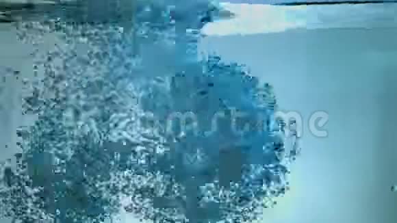 玻璃容器中的水气泡紧了清洗水和气泡水中的气泡视频的预览图