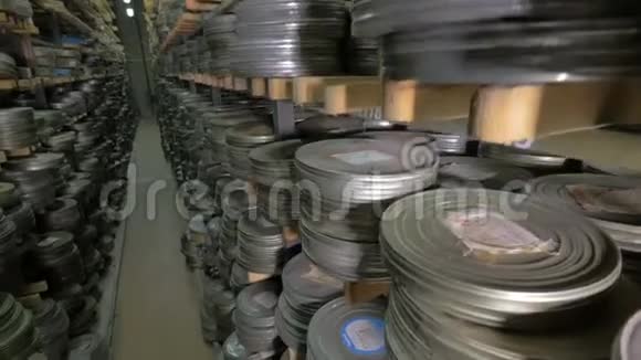 在电影档案馆里有许多胶卷视频的预览图