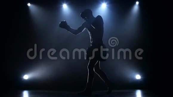 拳击手发展一个右和左钩慢动作视频的预览图