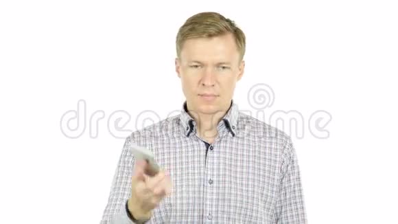 一个人用手机说话表情严肃视频的预览图
