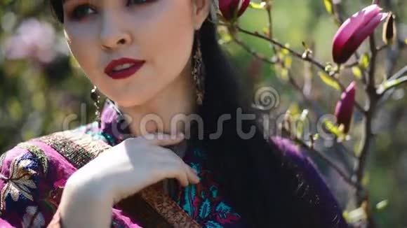 年轻的亚洲女人摆出盛开的玉兰花的姿势视频的预览图