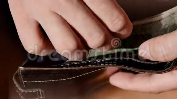 商人手里拿着钱包数美元钞票超高清视频视频的预览图