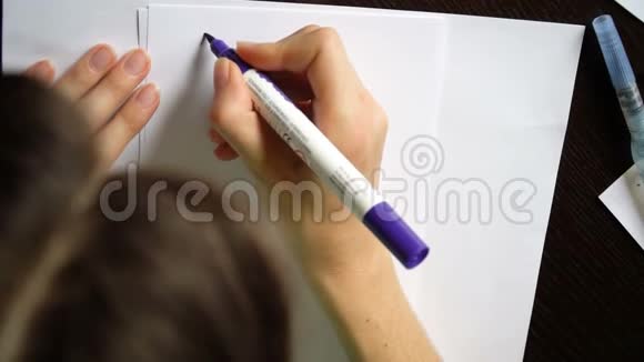 动作视频女性手在办公室书写书法字母视频的预览图