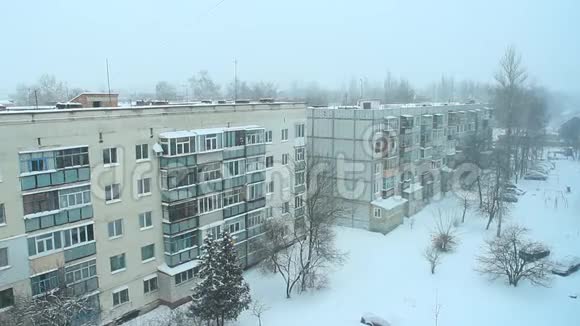 下雪的天气白雪覆盖的院子展望冬季欧洲城市城市的恶劣天气视频的预览图