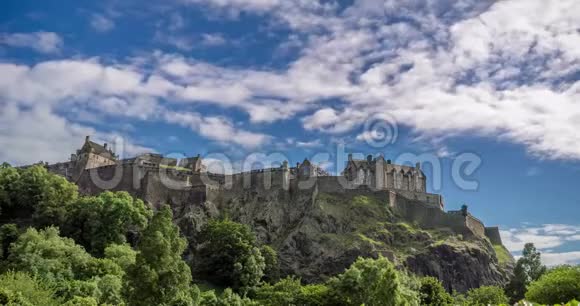 时间流逝苏格兰城堡天空中有云视频的预览图