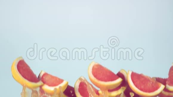 葡萄柚切片用葡萄柚汁飞行视频的预览图